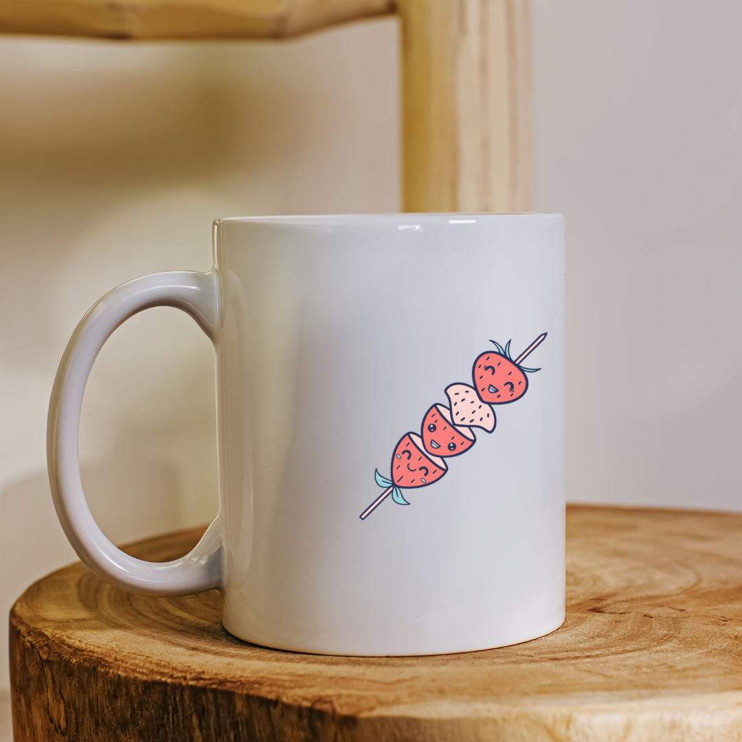 Mug décoré de fraises kawaii alignées en brochette