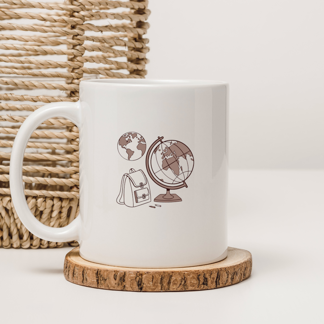Mug au design épuré avec dessin linéaire d'un globe et cartable éducatif