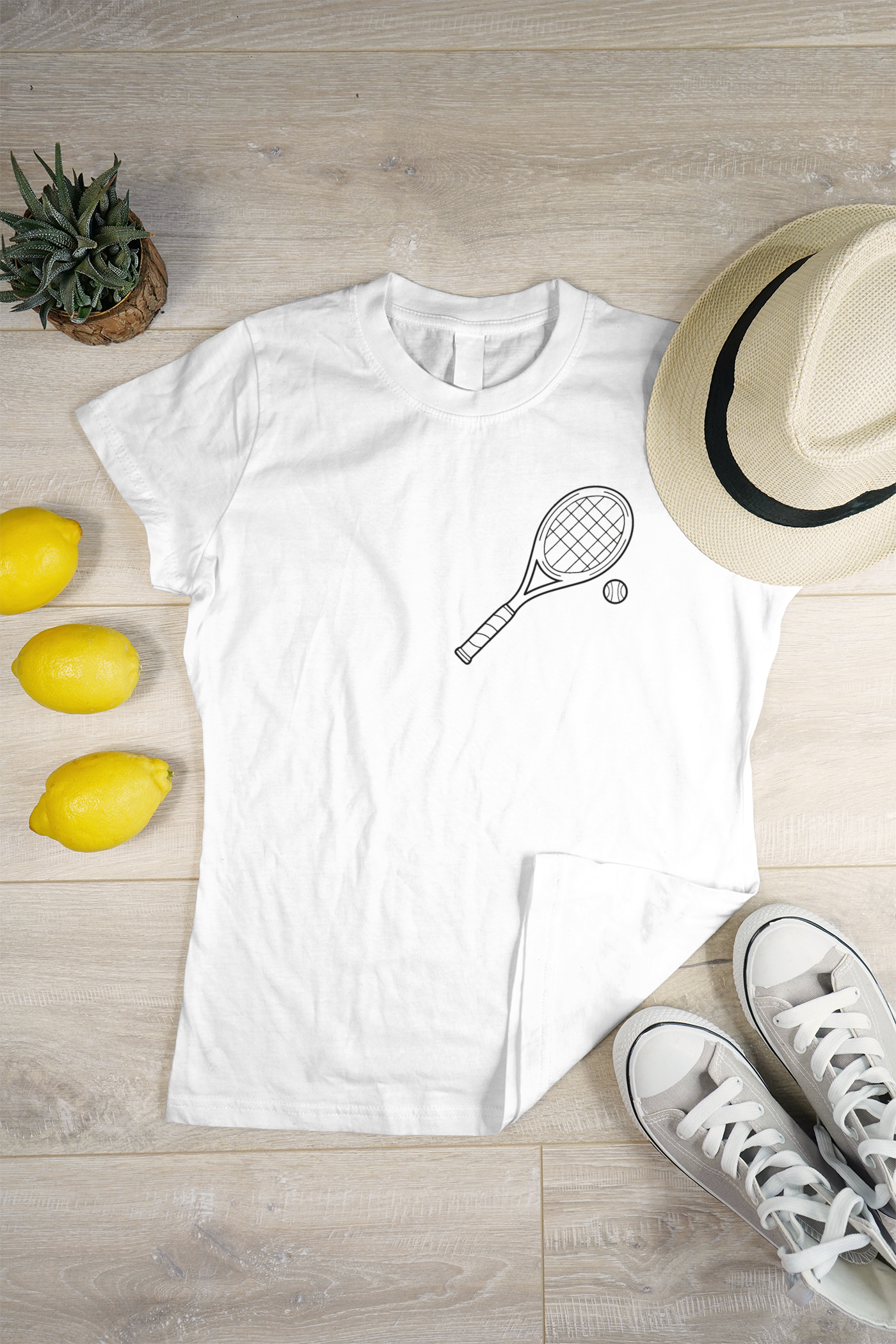 T-shirt moderne avec raquette de tennis minimaliste, parfait pour les fans de sport