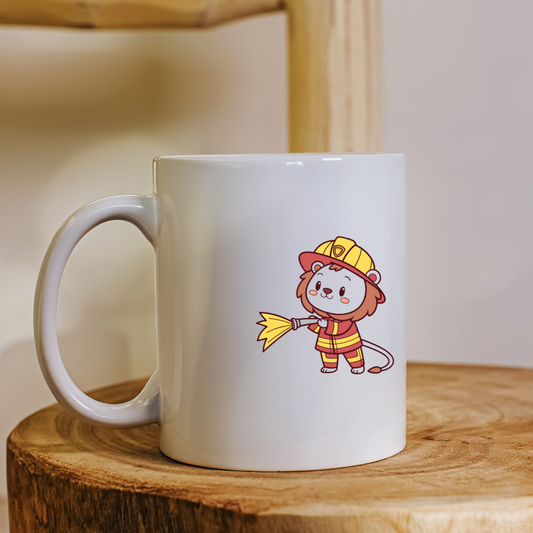 Mug avec petit lion pompier adorable motif animalier sur fond blanc