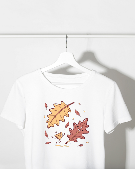 T-shirt avec décor de feuilles dansantes, évoquant un style automnal décontracté