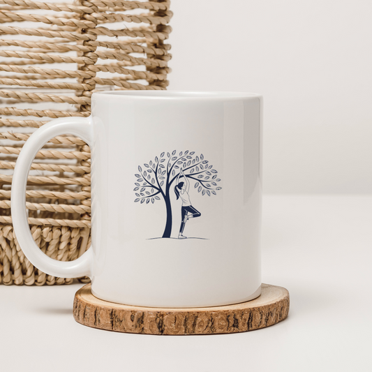 Mug avec motif bien-être représentant une femme en yoga sous un arbre pour la détente