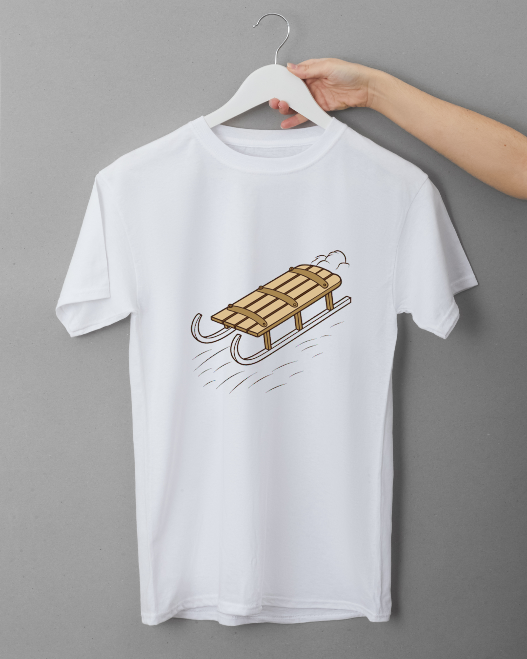 T-shirt moderne avec motif de luge en mouvement évoquant l'ambiance hivernale