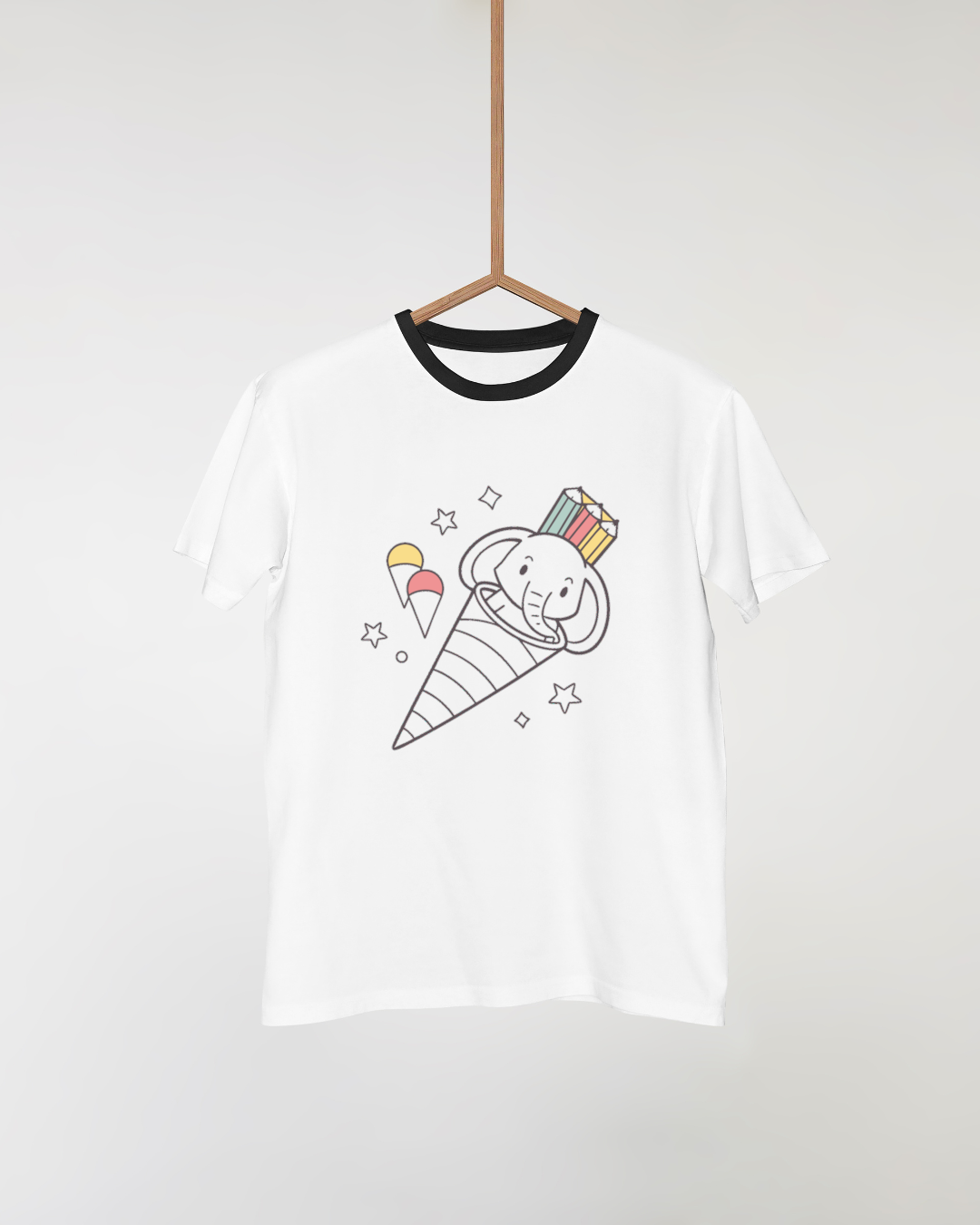 T-shirt créatif avec éléphant joyeux dans un cornet design minimaliste et unique