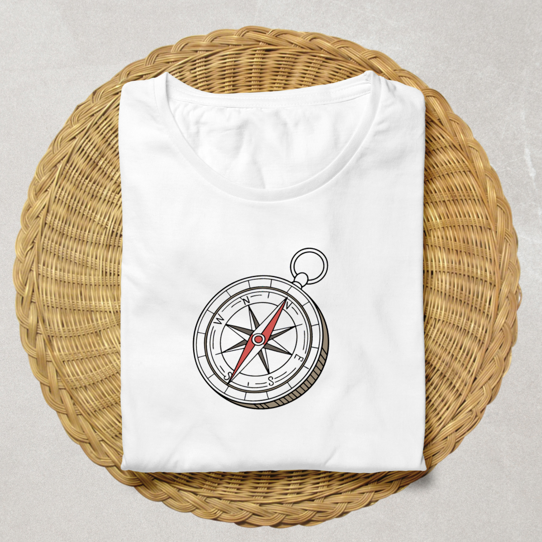 T-shirt au design voyage avec une boussole aventure style dessin vectoriel