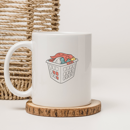 Mug au style minimaliste illustré d’un panier à linge remplissant une scène quotidienne