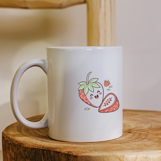 Mug avec fraise kawaii, style ludique et coloré, idéale pour égayer la matinée