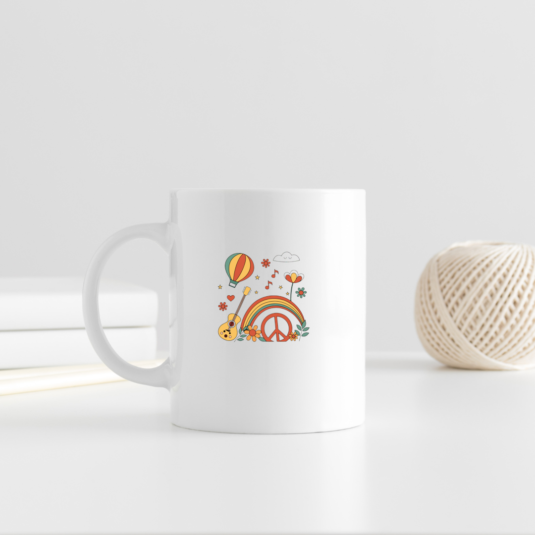 Illustration rétro arc-en-ciel sur mug blanc. Design hippie et festival.