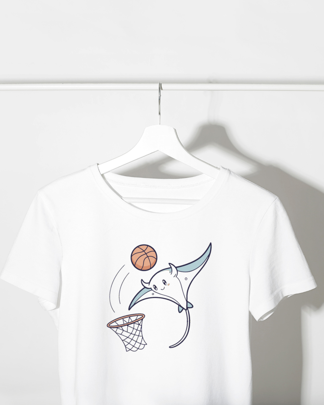T-shirt avec motif raie manta jouant au basket dans un style minimaliste et aventureux