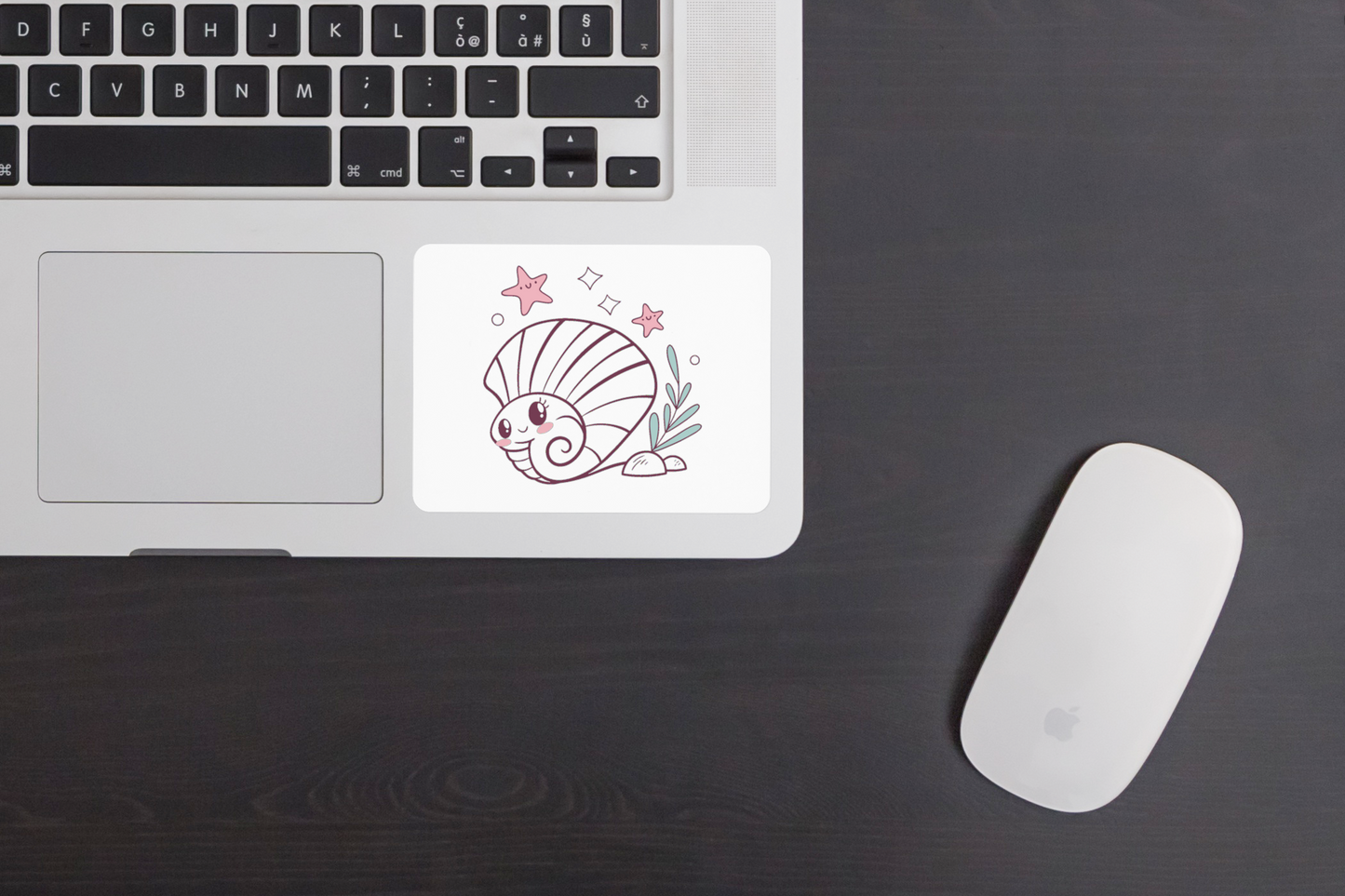 Sticker avec coquillage souriant entouré d'étoiles sur fond océanique