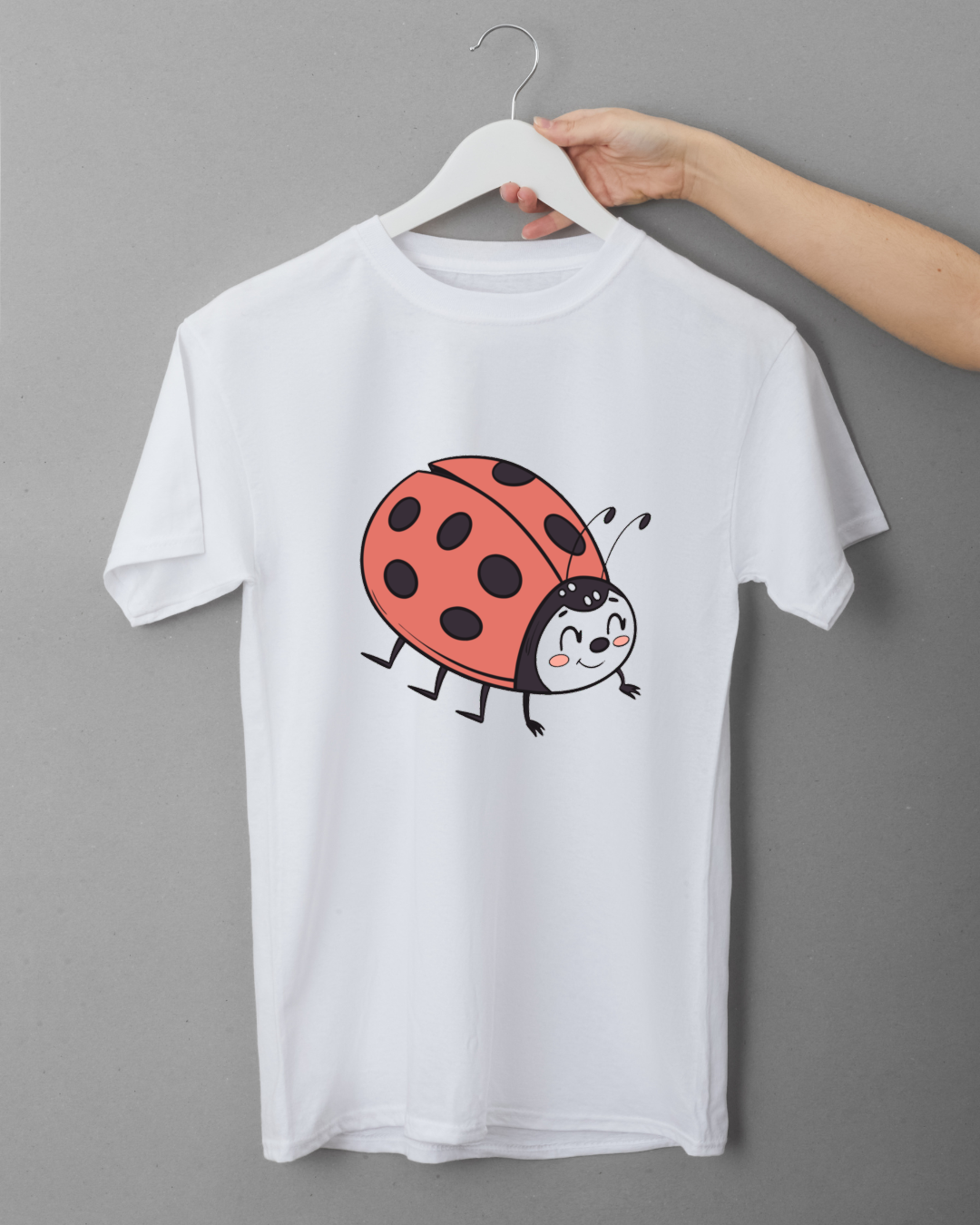 T-shirt enfant avec coccinelle joyeuse, style doodle et animation ludique