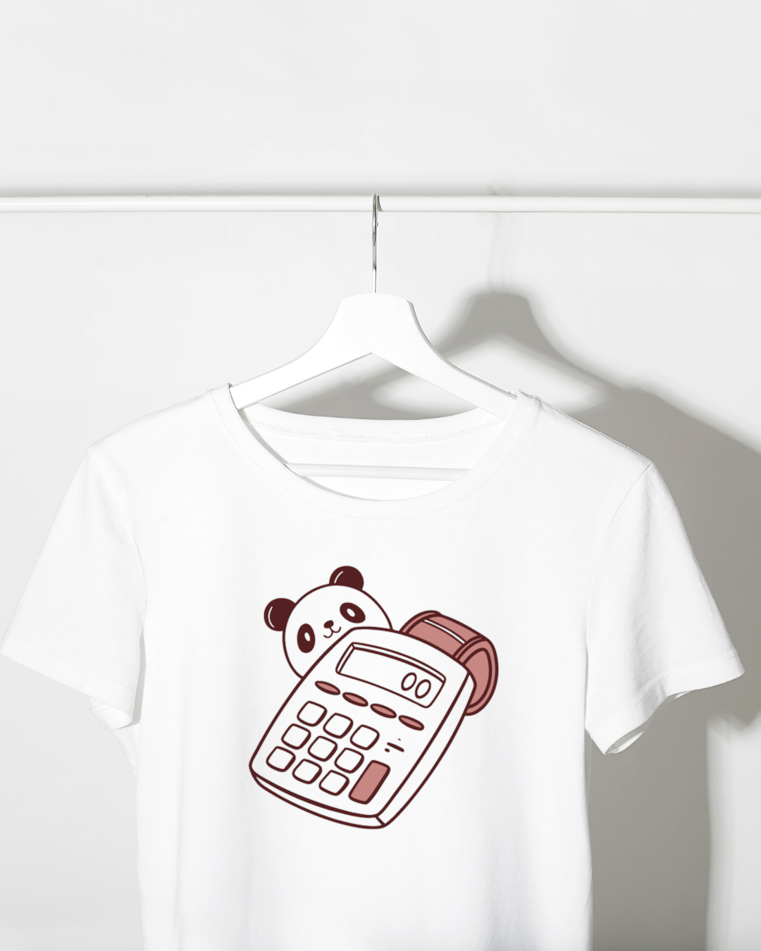 T-shirt éducatif avec un panda curieux tenant une calculatrice dans un style doodle