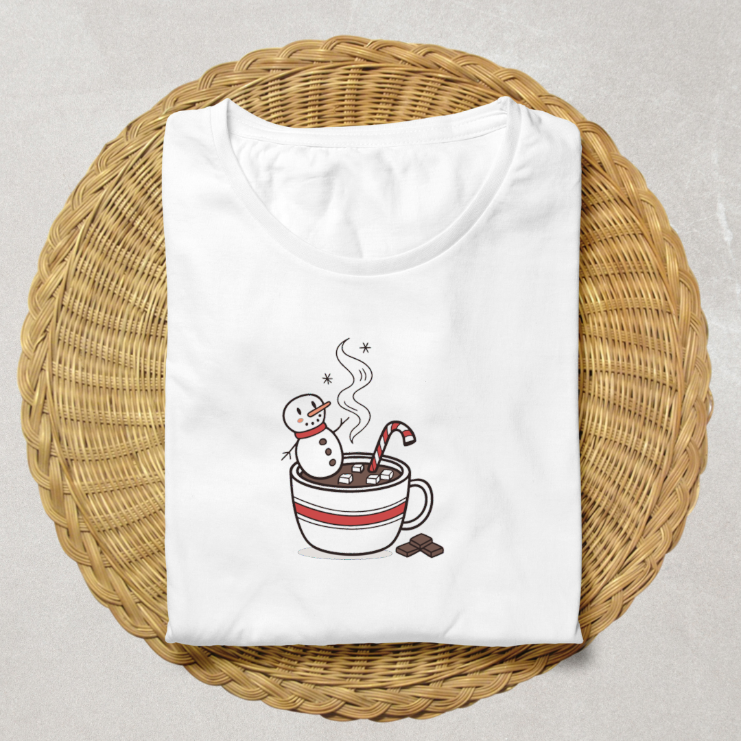 T-shirt festif avec bonhomme de neige dans chocolat chaud pour l'hiver magique