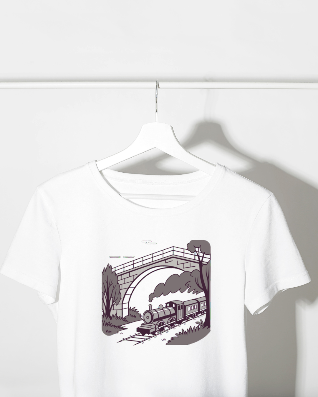 Un t-shirt vintage avec un motif de train sous pont pour un look nostalgique et unique