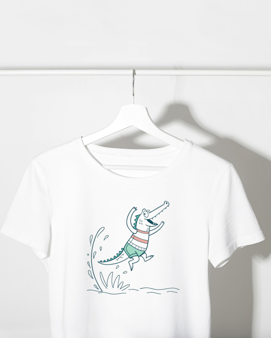 T-shirt avec crocodile joyeux sautant sur fond aquatique style ludique et coloré