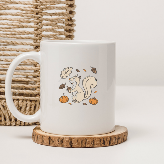 Mug avec illustration d’un écureuil jovial tenant un gland sur fond automnal