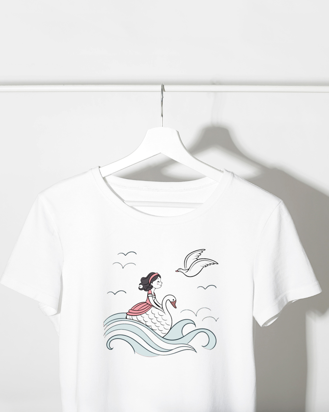 T-shirt aventure ornée d'une fille souriante sur un cygne en style numérique vibrant