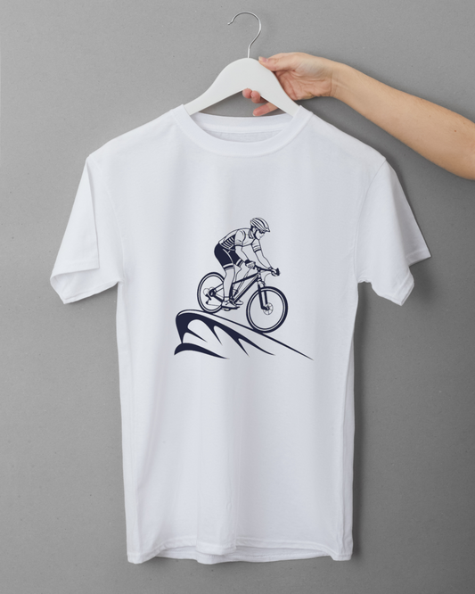 T-shirt avec design dynamique d'un cycliste en pleine descente vibrante et sportive