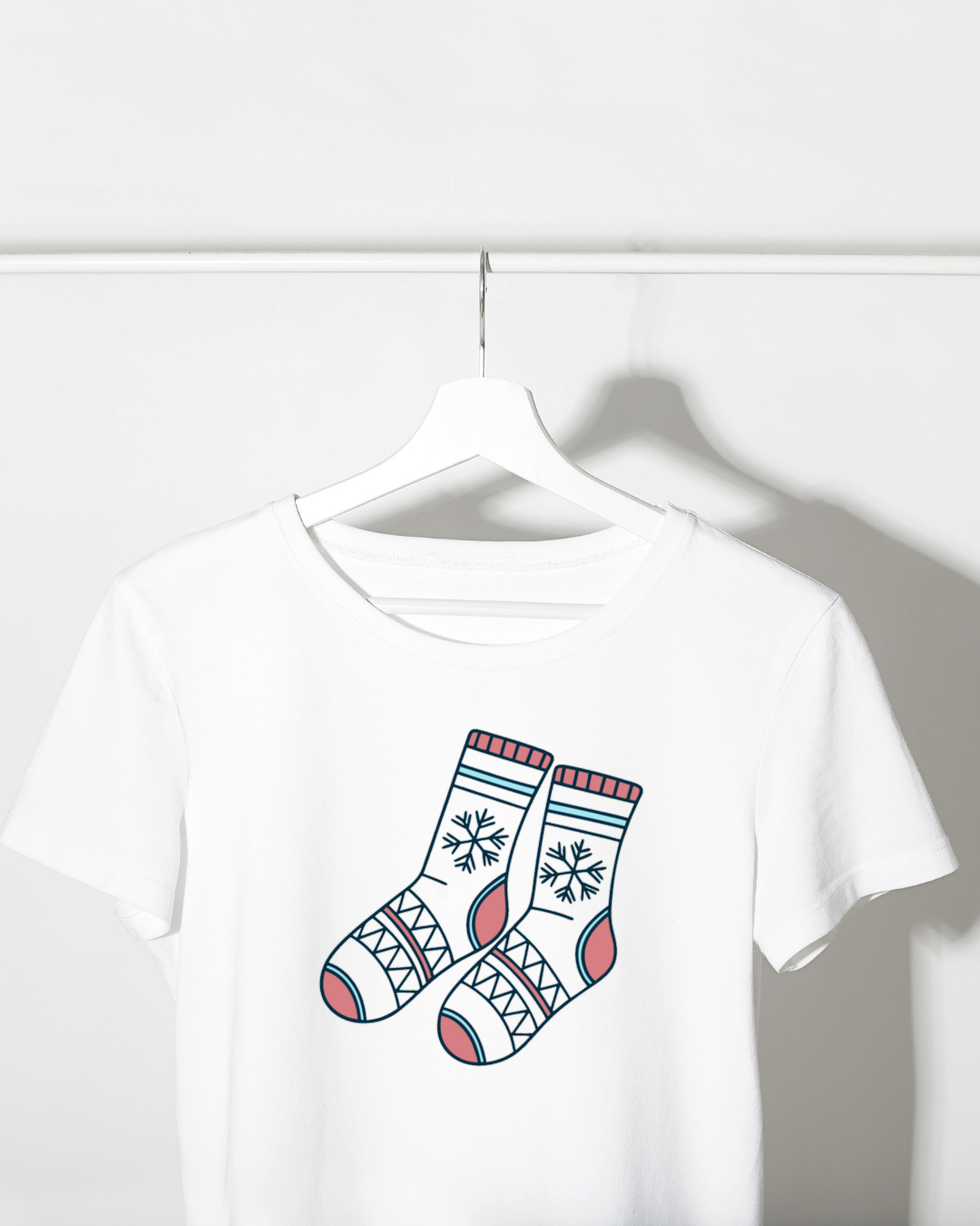 T-shirt minimaliste avec chaussettes d'hiver et flocons en design festif