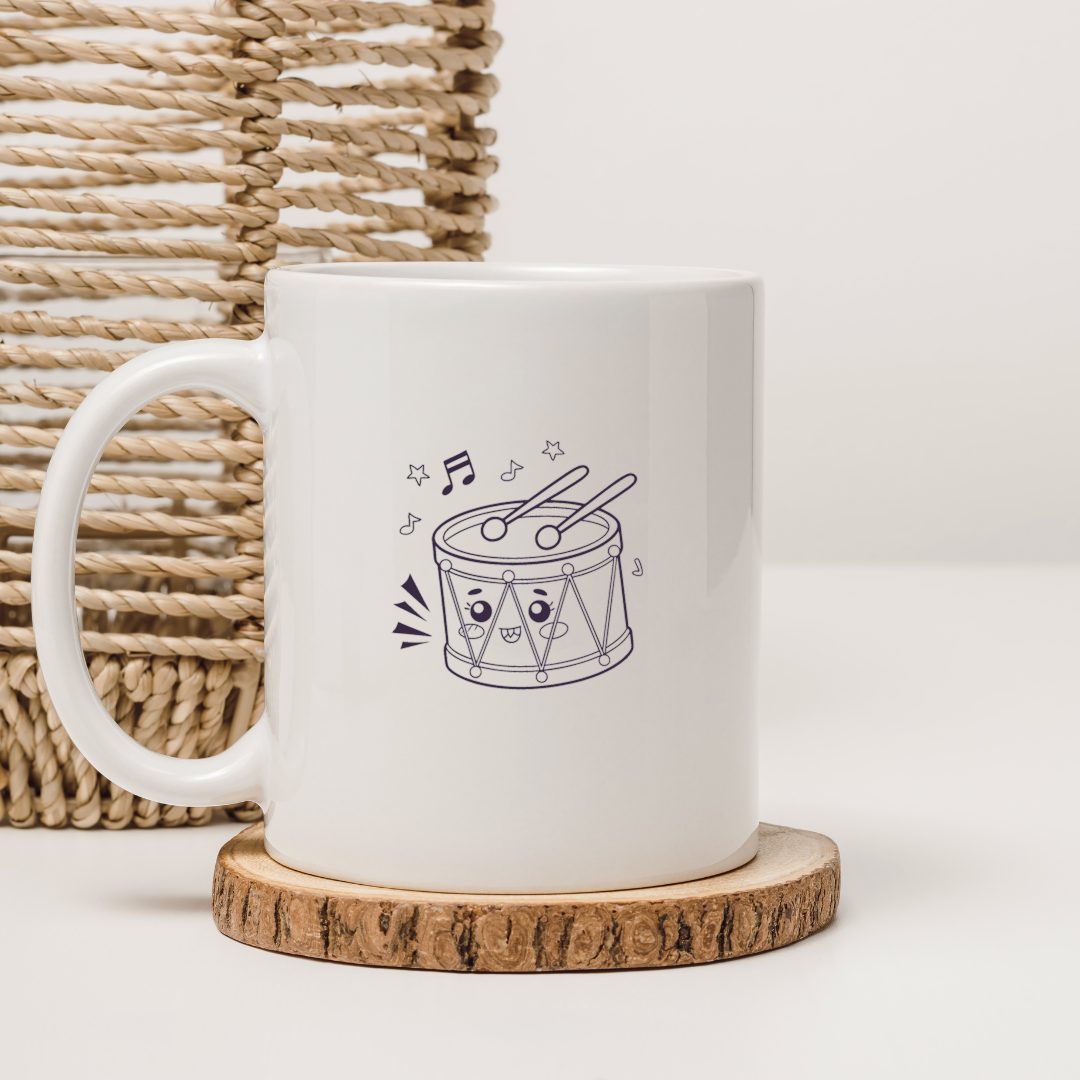 Illustration kawaii bébé tambour sur un mug, parfait pour personnaliser votre cuisine.