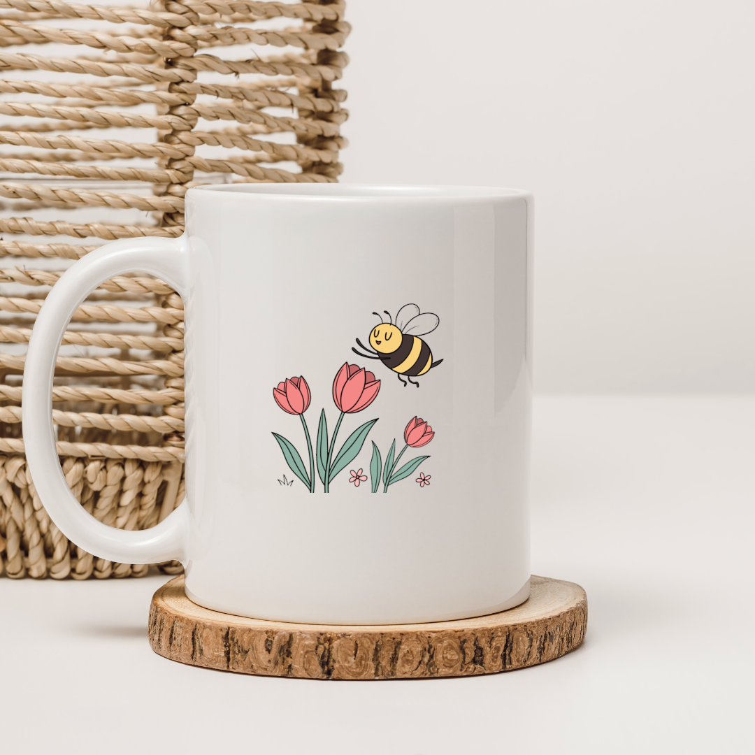 Mug montrant une abeille joyeuse sur tulipes dans des tons pastels printaniers