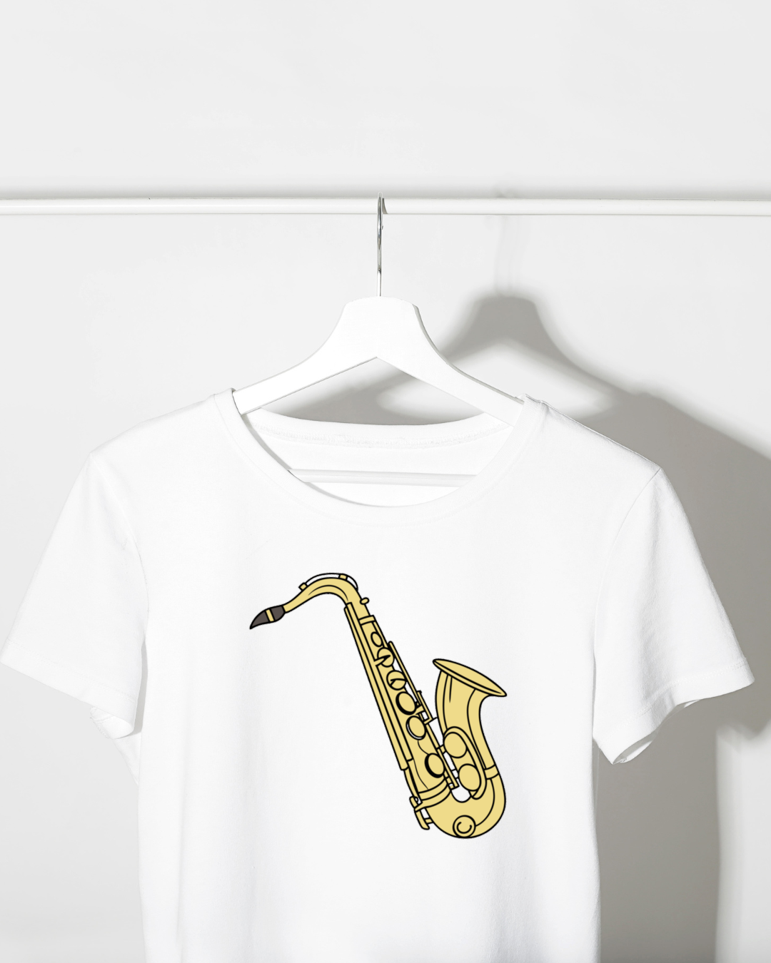 T-shirt avec saxophone jazzy en illustration vectorielle pour thème musical