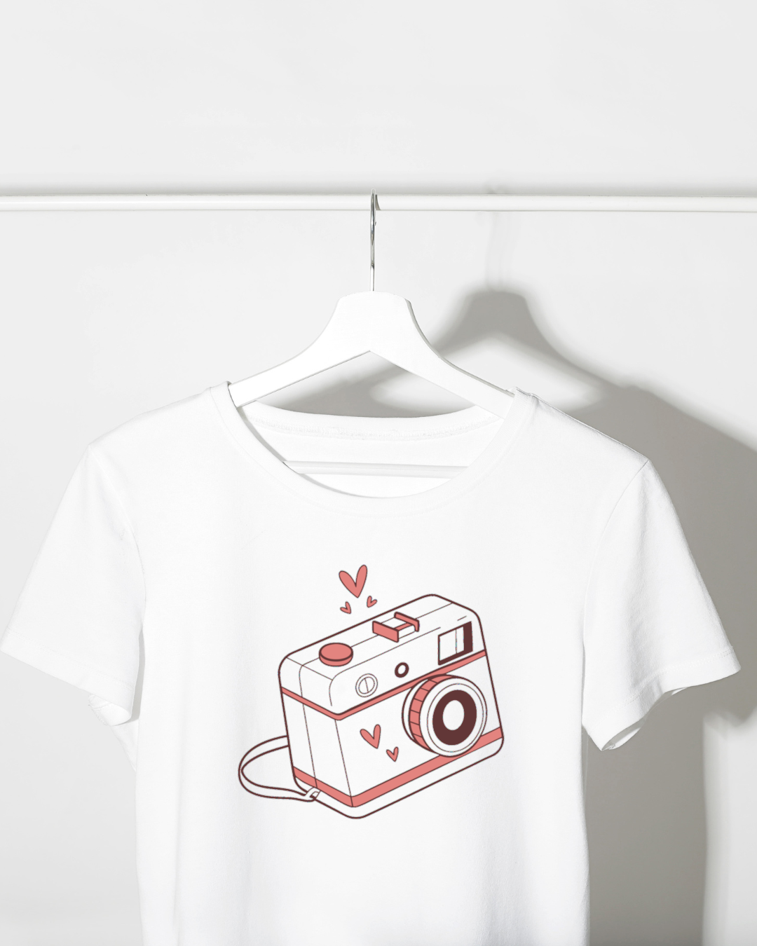 T-shirt avec style doodle et appareil photo vintage au motif romantique