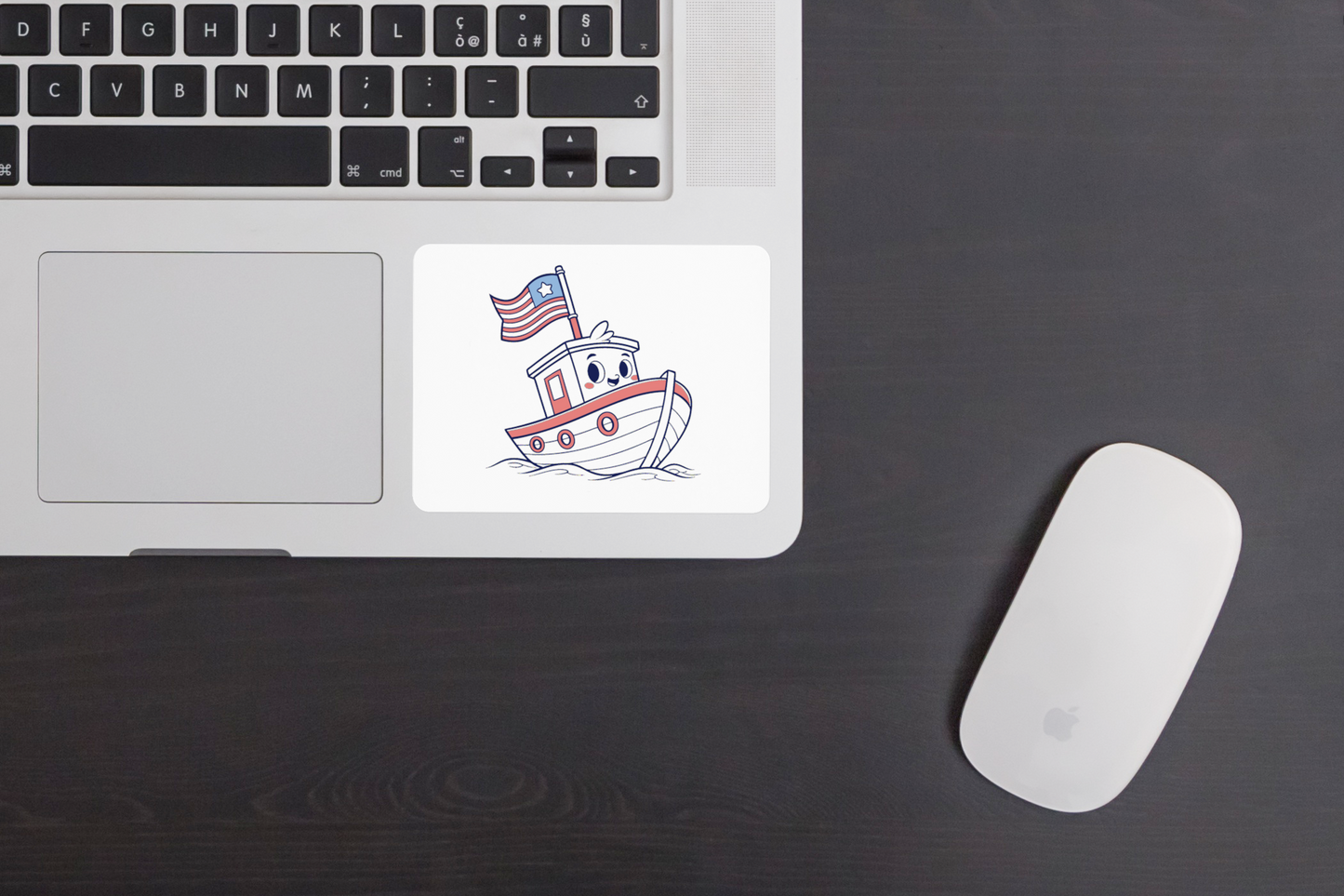 Sticker avec dessin décoratif de bateau souriant sur fond nautique pour aventure joyeuse