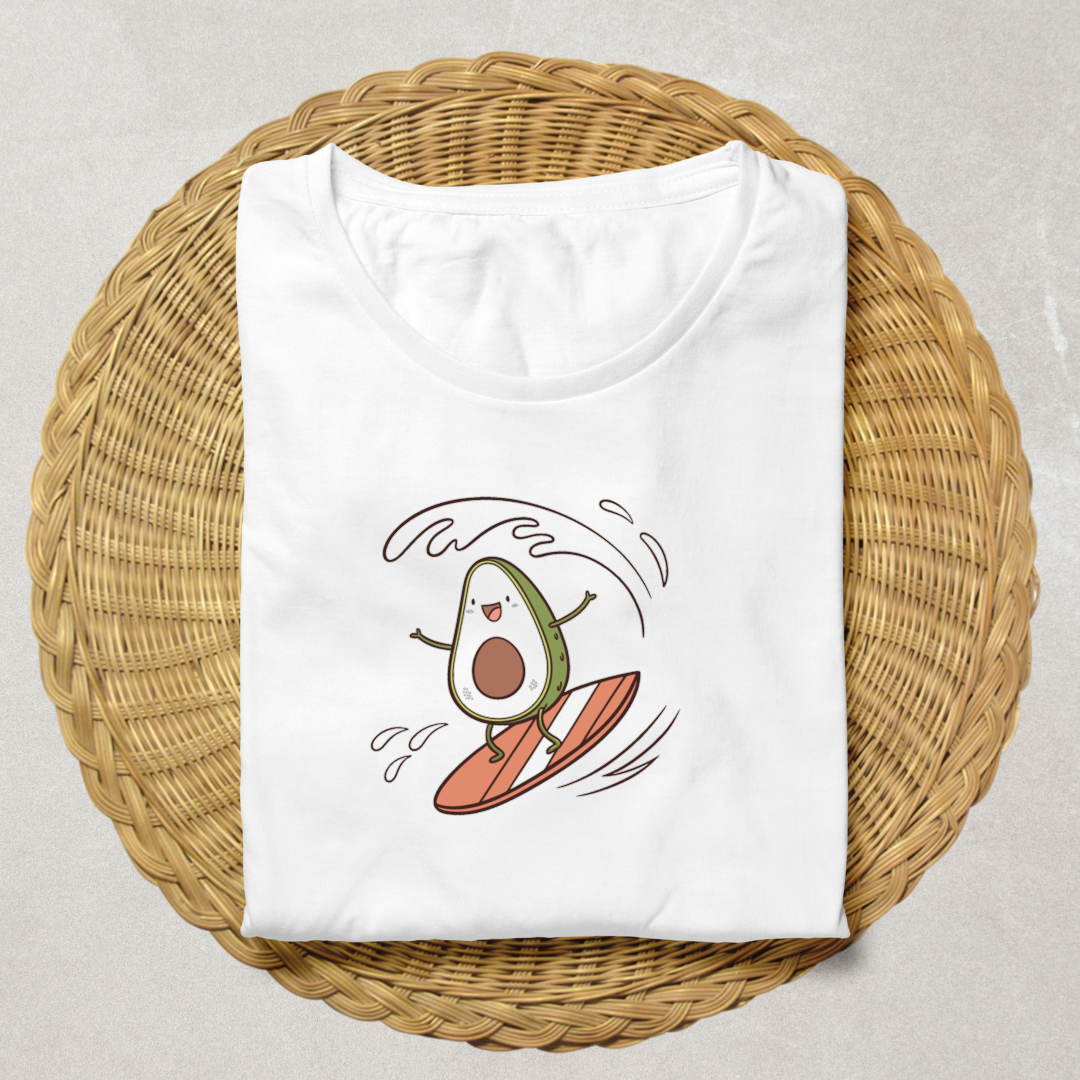 T-shirt affichant un avocat surfeur dans des tons pastel sur le thème de la plage
