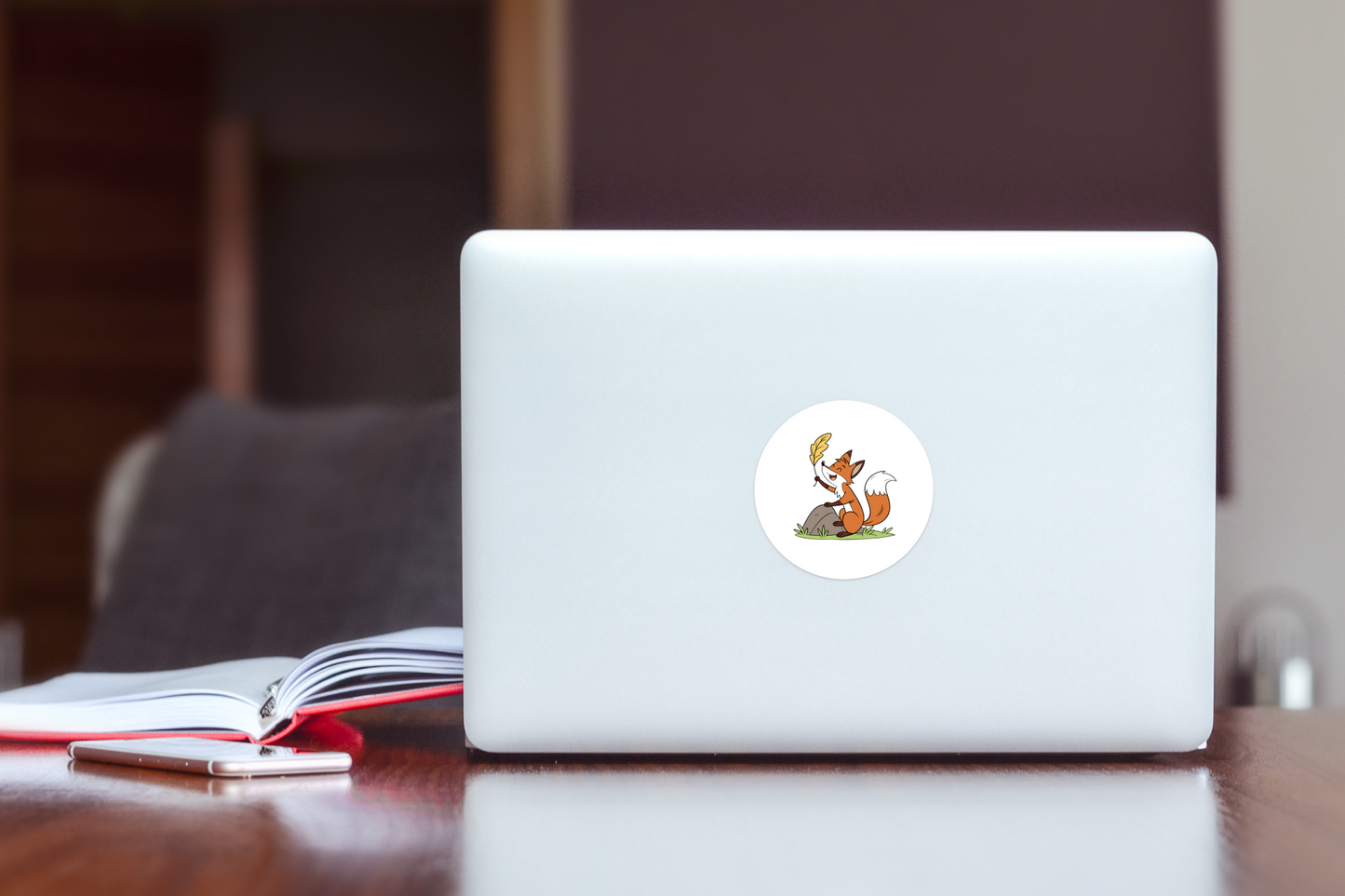 Sticker joyeux présentant un renard cartoon au cœur d'une forêt enchantée