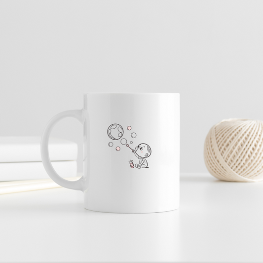 Illustration mignonne d'un enfant jouant avec des bulles sur une tasse blanche.