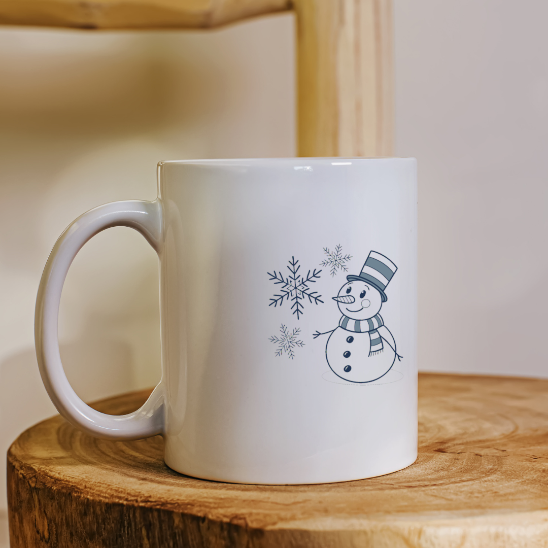 Mug décoré d'un joyeux bonhomme de neige minimaliste, ambiance hiver féérique