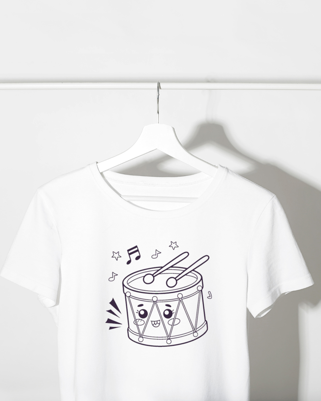 T-shirt avec bébé tambour kawaii, idéal pour un look décontracté et mignon.