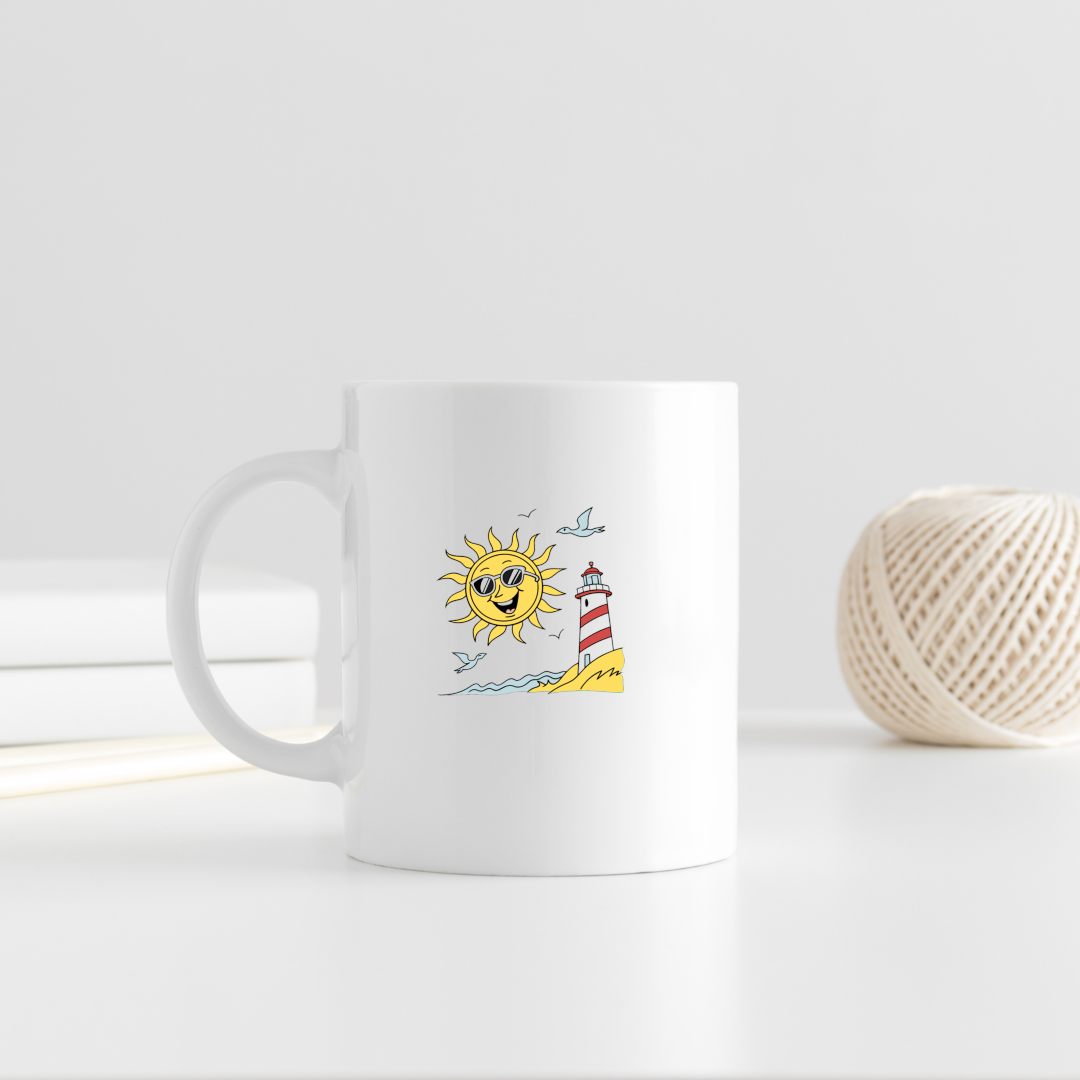 Mug estival avec un soleil souriant et un phare en style cartoon lumineux