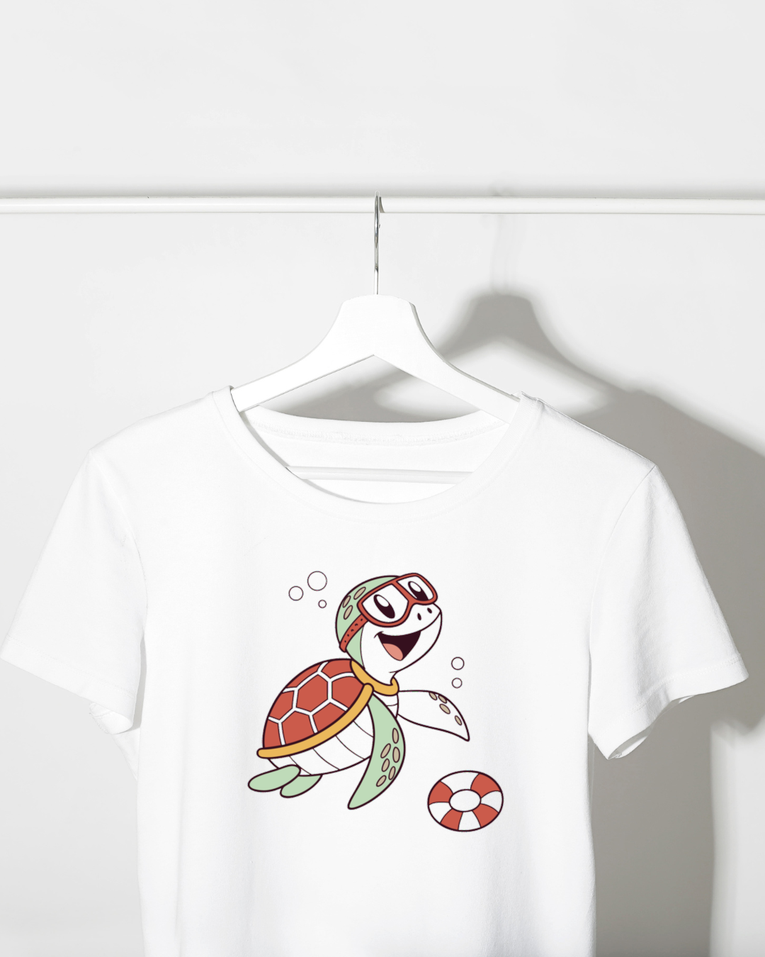T-shirt avec tortue joyeuse en plongée, design coloré et inspiré par l'océan.