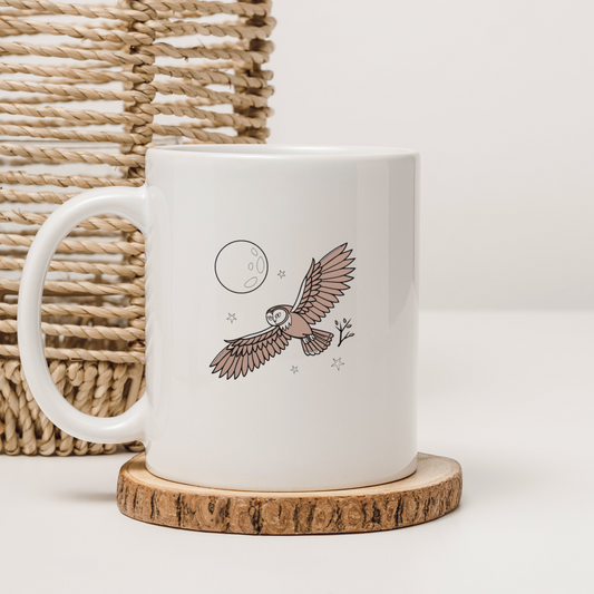 Mug décoré d'une chouette nocturne animée volant sous la lune