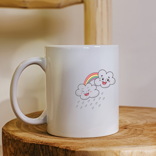 Mug décoré au style doodle avec des nuages enjoués et un arc-en-ciel jubilant