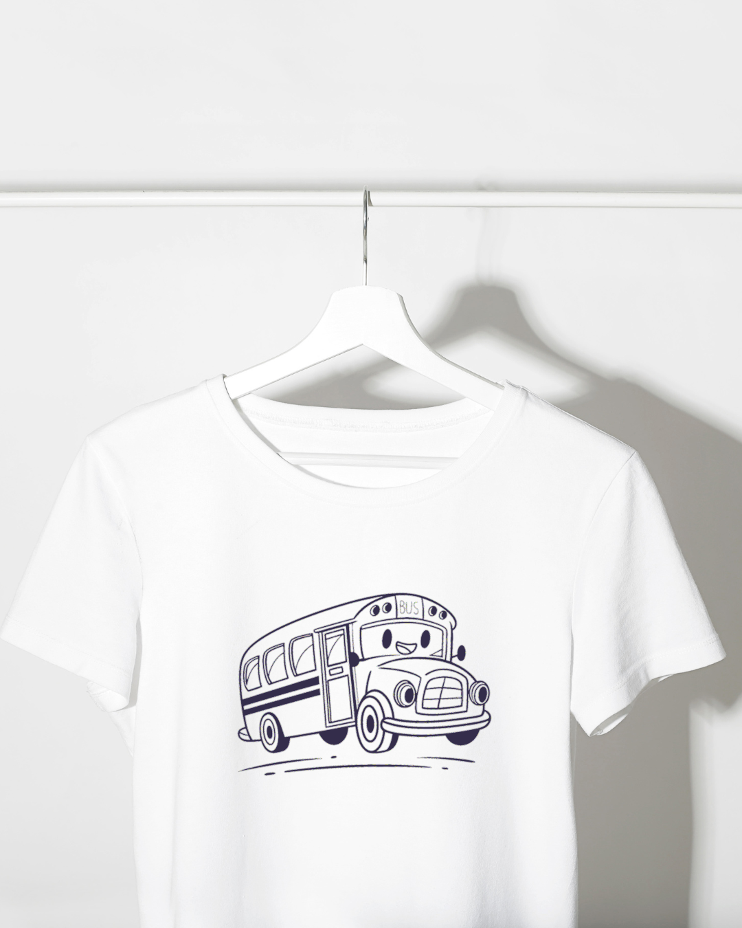 T-shirt fun avec un dessin d'autobus joyeux et école amusante