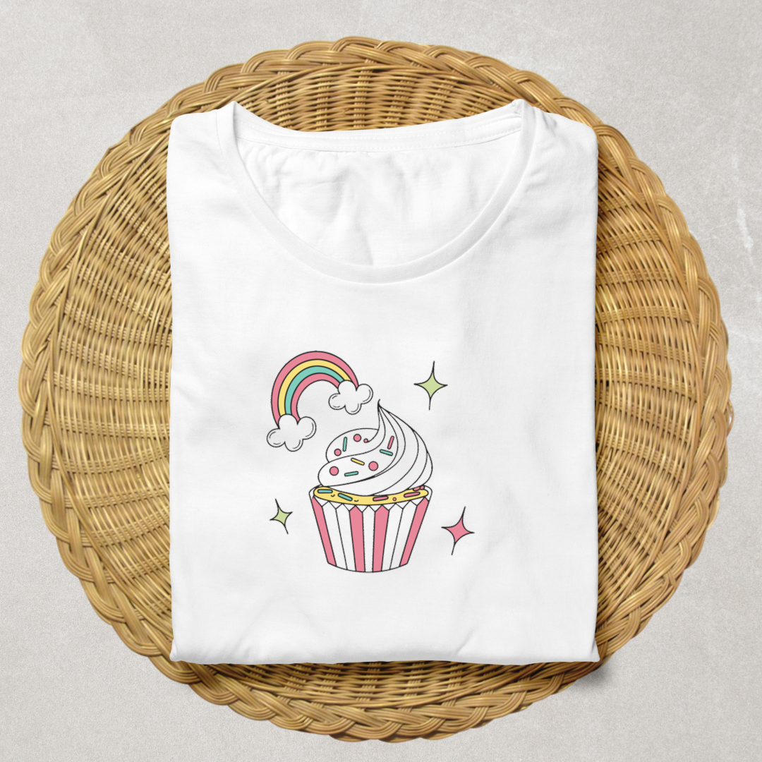 T-shirt joyeux avec cupcake pastel et arc-en-ciel au style gourmand