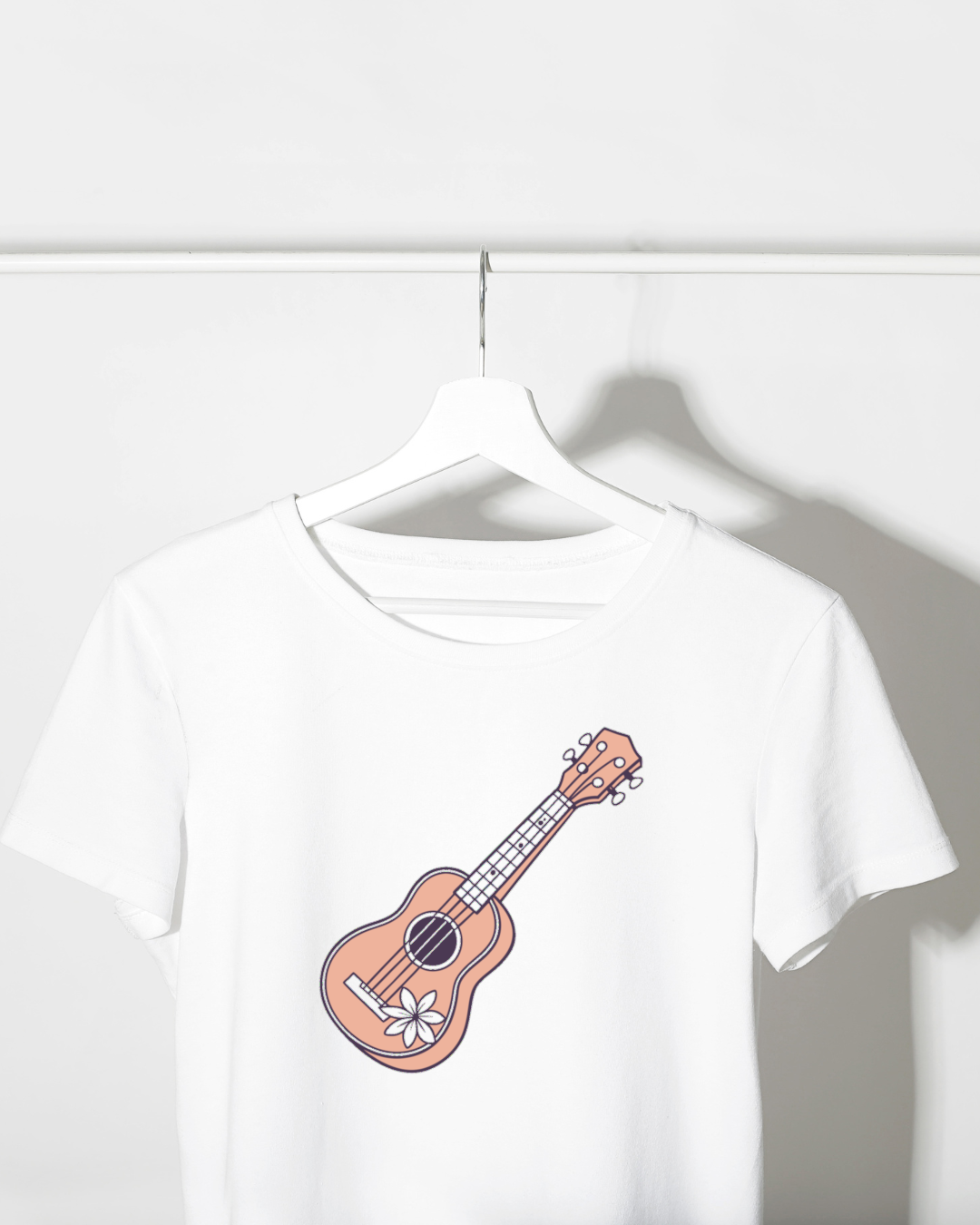 T-shirt avec ukulélé orné de fleurs évasion musicale en design numérique