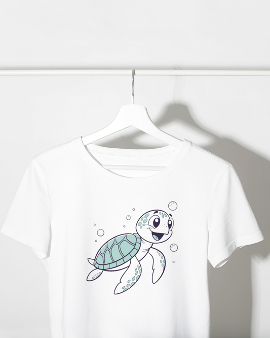 T-shirt avec tortue joyeuse pastel nageant dans un style marin vectoriel