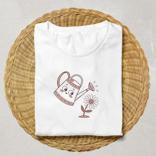 T-shirt avec design kawaii d'un arrosoir joyeux arrosant une fleur