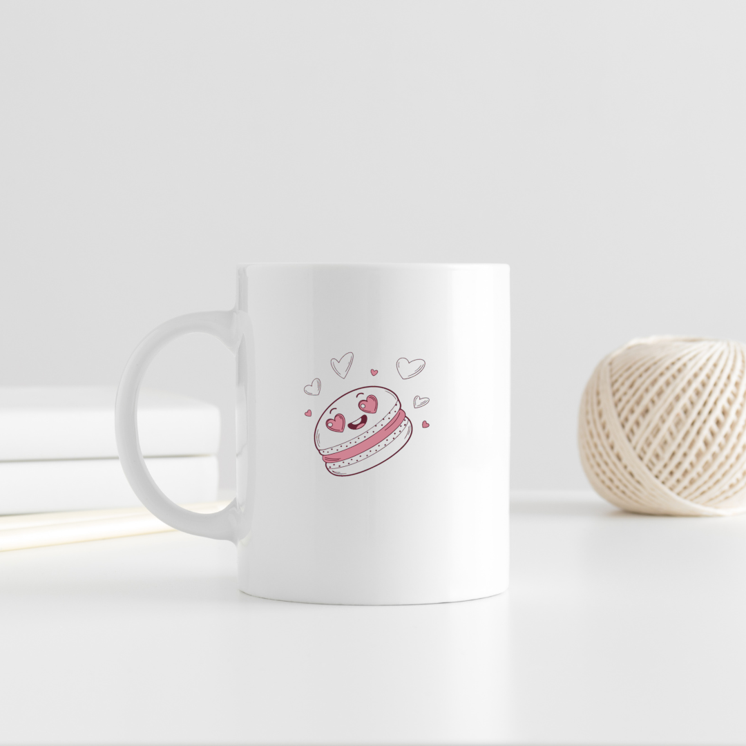 Mug blanc avec macaron kawaii illustré style doodle