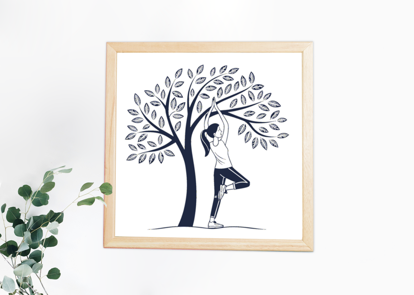 Cadre décoratif avec une femme en yoga sous un arbre dans un style épuré et zen
