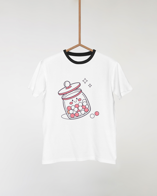 Motif de bonbon kawaii sur un t-shirt blanc, parfait pour la mode décontractée.