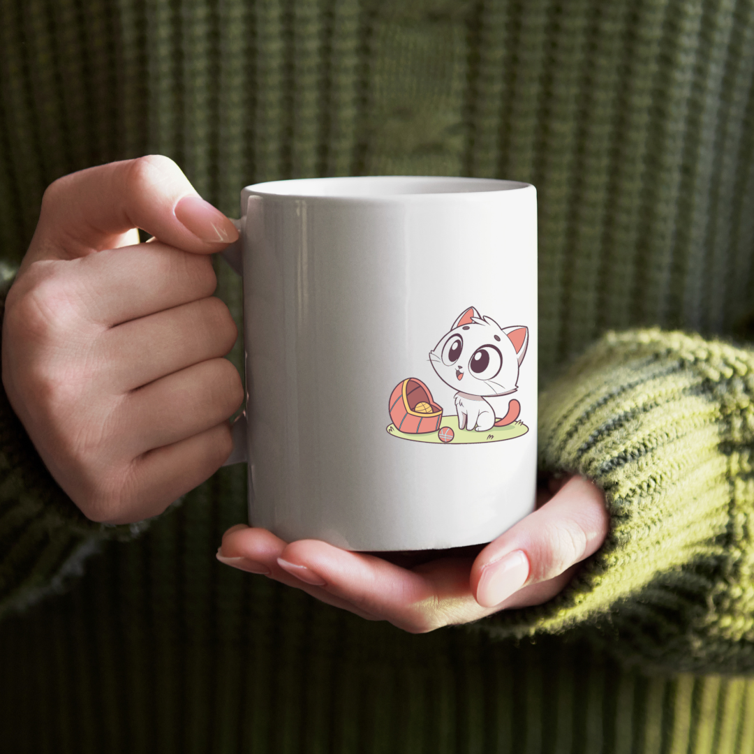 Adorable chat pastel tenu sur un mug joueur avec une balle créant un effet mignon