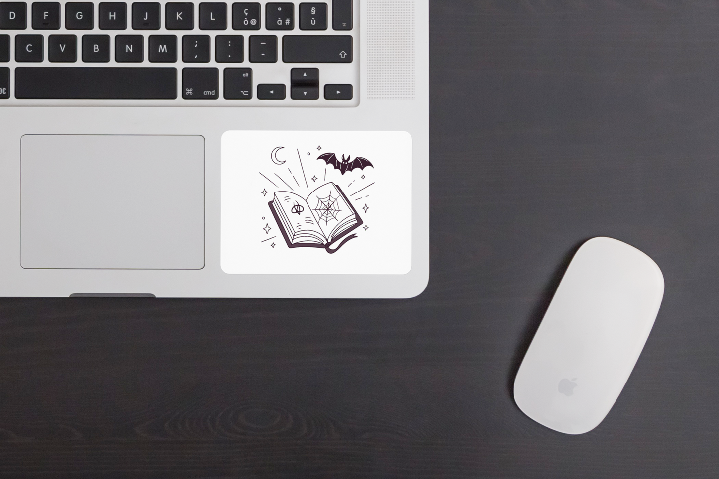 Sticker au thème d'Halloween avec un livre enchanté et une chauve-souris mystique