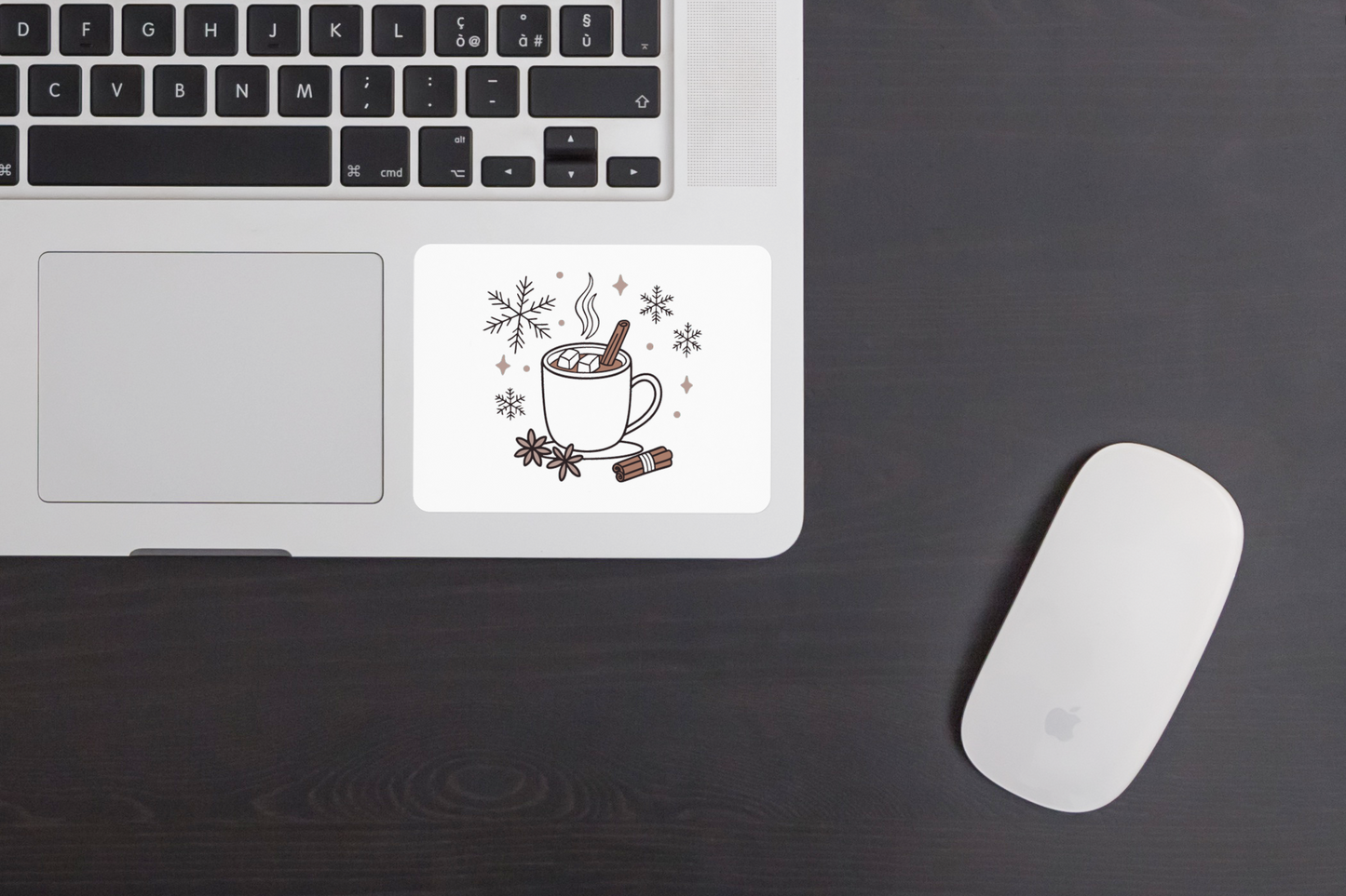 Sticker au thème hivernal avec un design cosy de chocolat chaud sur fond de neige