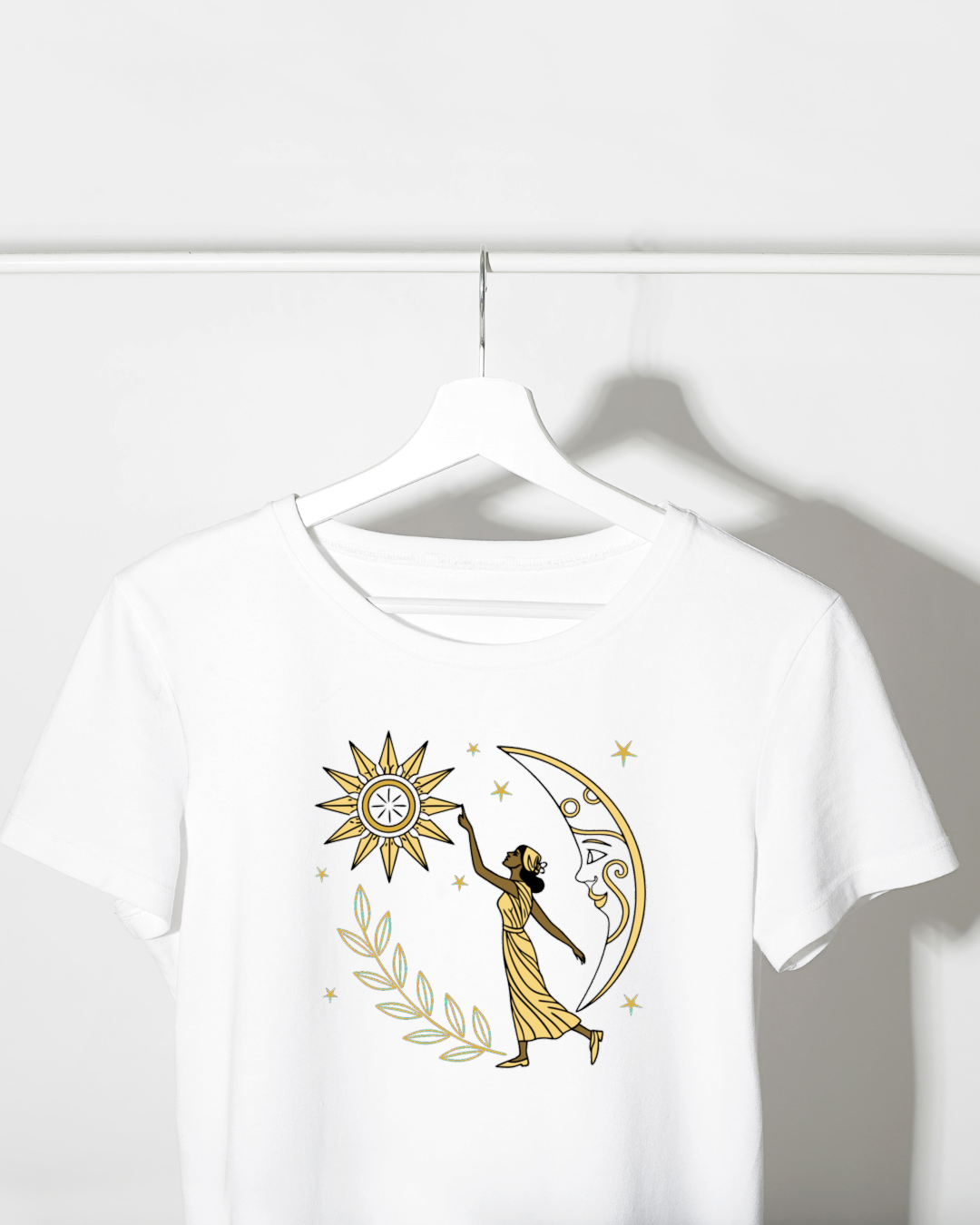 T-shirt avec design élégant de déesse étoilée dans le ciel mystique