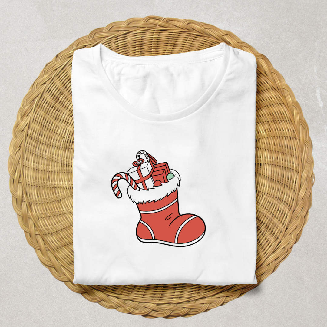 T-shirt festif avec chaussette de Noël remplie de cadeaux lumineux